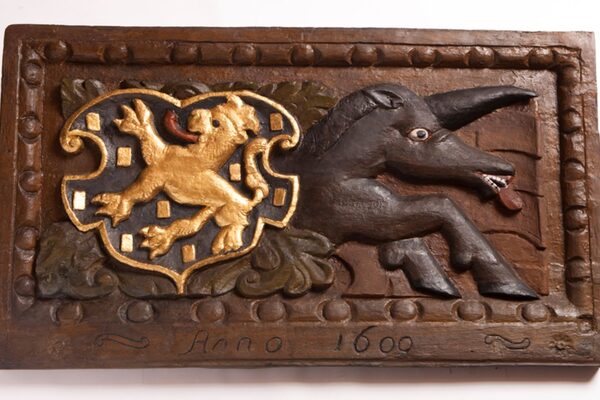 Hölzerne Tafel mit Einhorndarstellung