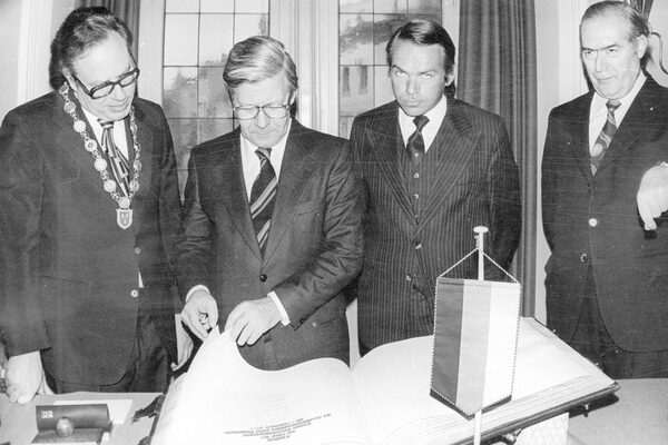 Helmut Schmidt blättert im Goldenen Buch