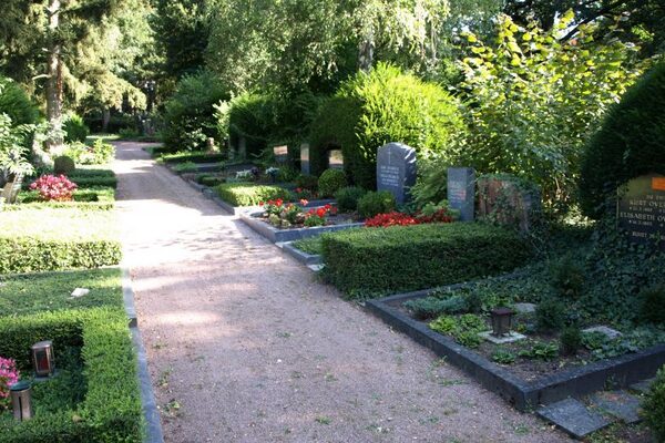 Weg auf dem Friedhof