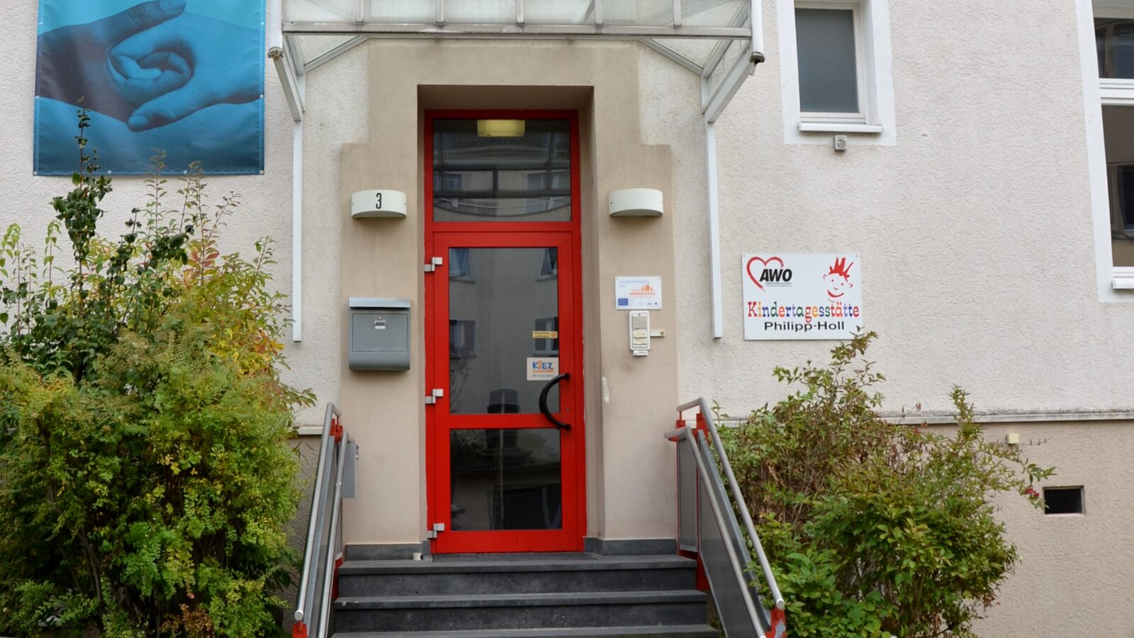 Die Treppe mit der Eingangstür zur Kindertagesstätte
