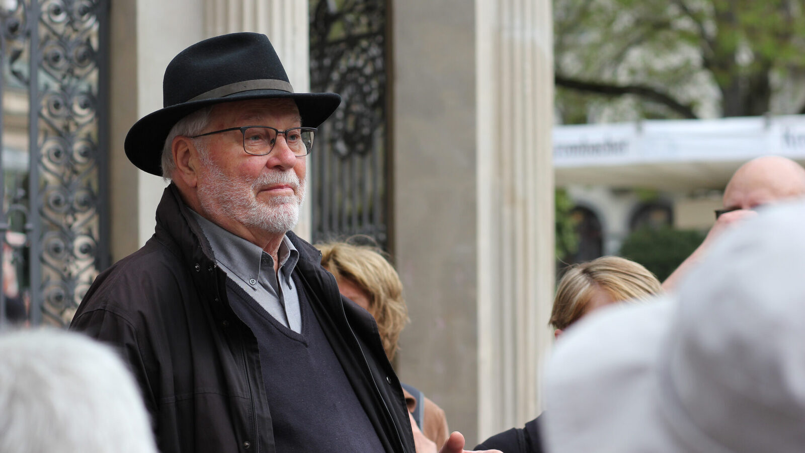 Honorary citizen Dr. Jörg Jordan on a walk through the city at the Kochbrunnen temple.
