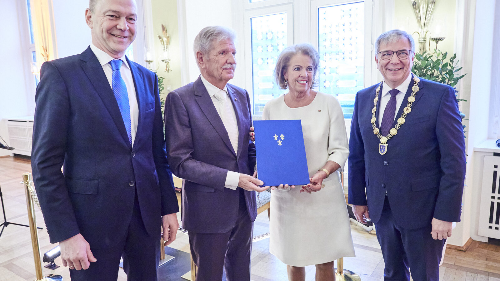 The Ernst couple at the award ceremony (left: Chairman of the City Council Dr. Gerhard Obermayr, right: Lord Mayor Gert-Uwe Mende)
