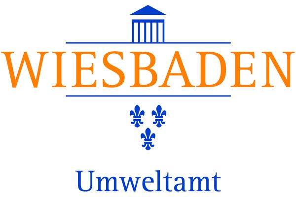 Logo des Umweltamt der Stadt Wiesbaden, es besteht aus einem stilisierten Haus mit Pultdach, darunter "Wiesbaden" als orangener Schriftzug, darunter drei Ornamente in Form von blauen Lilien, ganz untern "Umweltamt" in blauer Schrift.