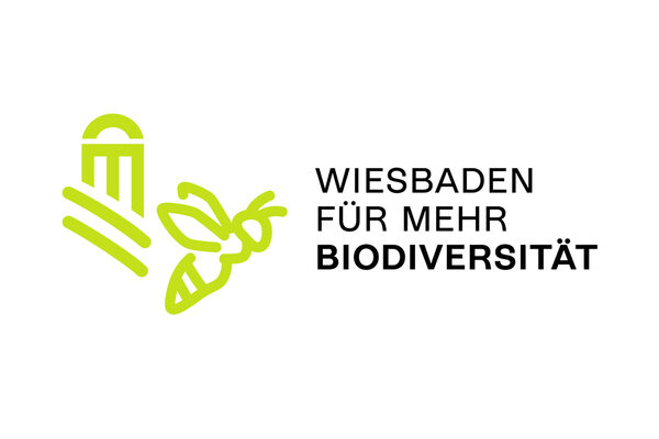 Logo mit der Aufschrift 'Wiesbaden für mehr Biodiversität', begleitet vom stilisierten Nerobergtempel und einer Biene in grüner Farbe.