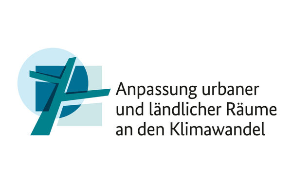 Logo der Initiative zur Anpassung urbaner und ländlicher Räume an den Klimawandel, mit stilisierten grafischen Elementen in Blau und Grün.
