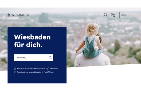 Startseite der neuen Internetseite der Landeshauptstadt. Links in einem dunkelblauen Kasten befindet dich das Suchfeld. Rechts sieht man einen Menschen mit einem Kind auf den Schultern