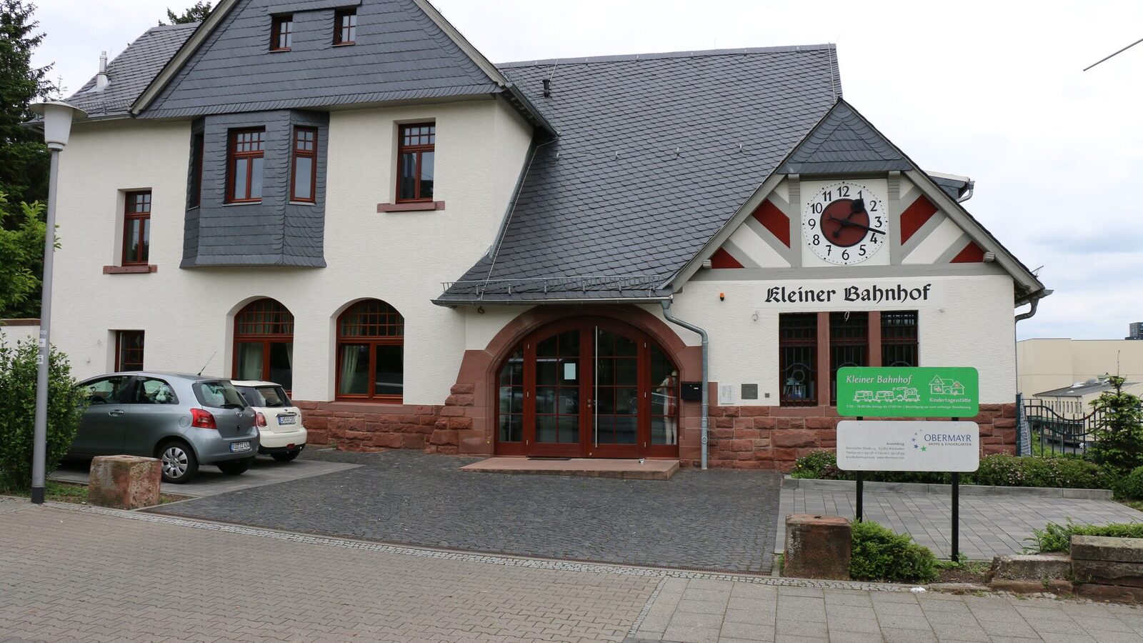 Der kleine Bahnhof in Biebrich mit dem Eingang der Kindertagesstätte