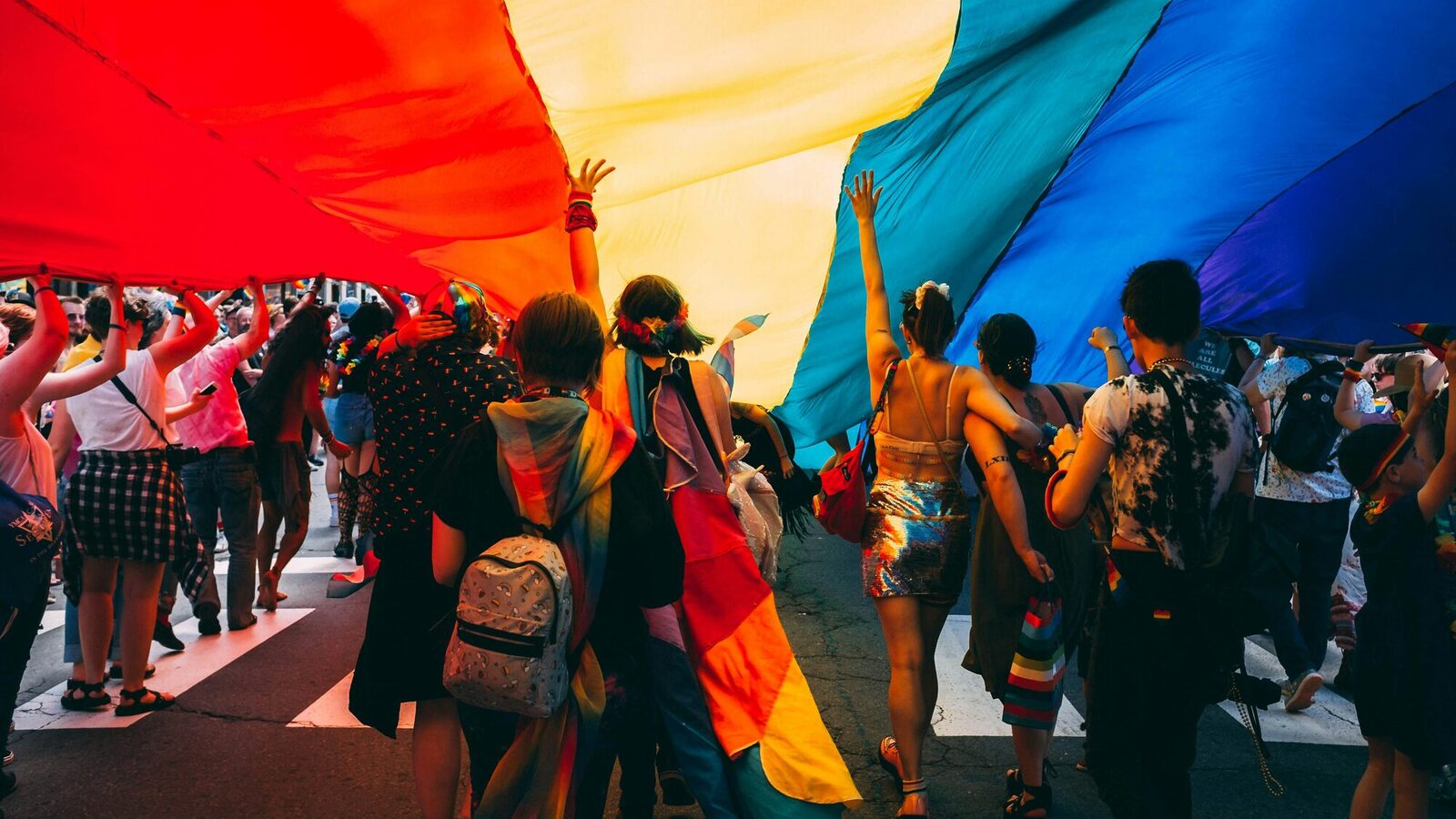 Fußgruppe unter Regenbogenfahne