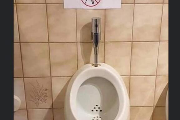 Pissoir mit Hinweisschild keine 1,50 Meter Abstand zu halten