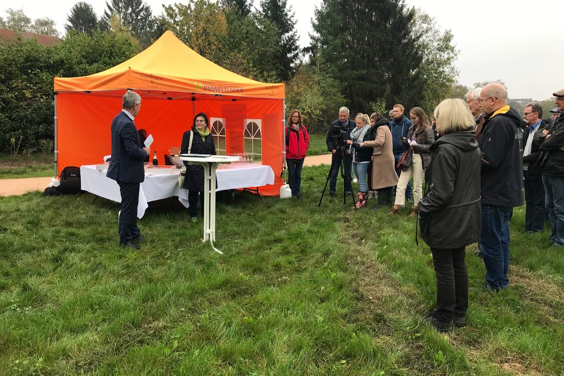 Bachumlenkung des Wellritzbaches mit Umweltdezernent Andreas Kowol