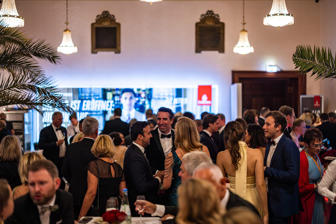 Veranstaltungsteilnehmer im Kurhaus im Cateringbereich