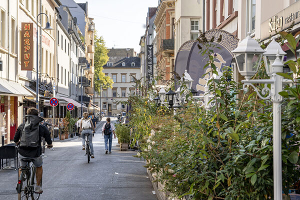 Westend: Fußgänger und Radfahrer auf der Straße im Westend.