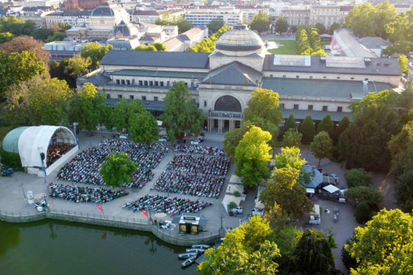Ospiti dell'evento nei giardini della spa durante il concerto all'aperto