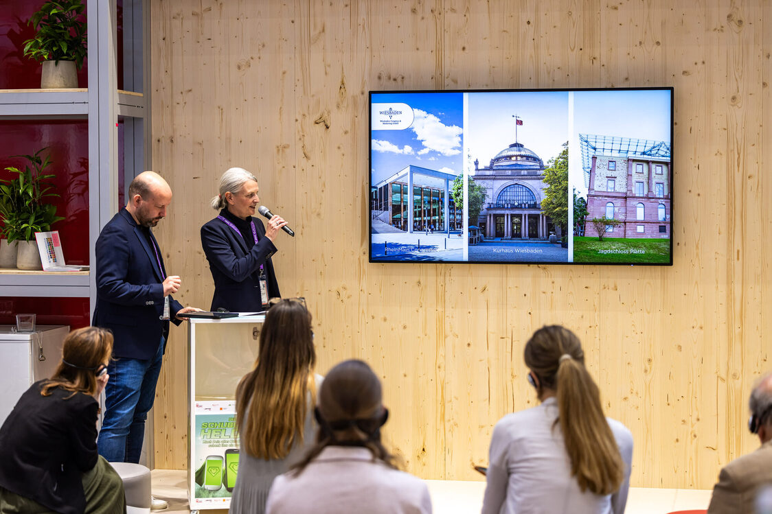 Panel Talk mit WICM Nachhaltigkeitsmanager Robert Frowein und Anne Motzki auf der IMEX