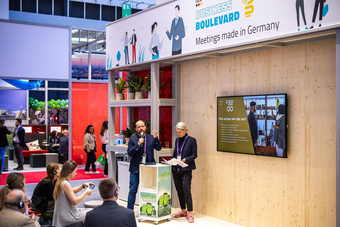 Panel Talk mit WICM Nachhaltigkeitsmanager Robert Frowein und Anne Motzki auf der IMEX