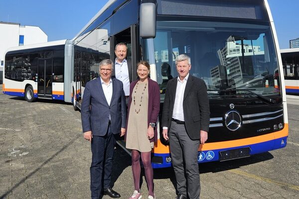 v.l.n.r.: Oberbürgermeister Gert-Uwe Mende, Dietmar Schneider (Leiter der Abteilung strategisch-technische Ausrichtung ESWE Verkehr ), Marion Hebding (Geschäftsführerin ESWE Verkehr) und Verkehrsdezernent Andreas Kowol.