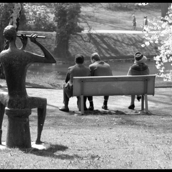 Skulptur "Der Flötenspieler" von Walter Wadephul im Kurpark, 1965